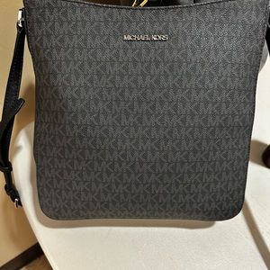 Brand new micheal Kors crossbody .(black)